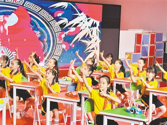 學生們在舞臺上自信綻放，以多元形式展現(xiàn)藝術素養(yǎng)。