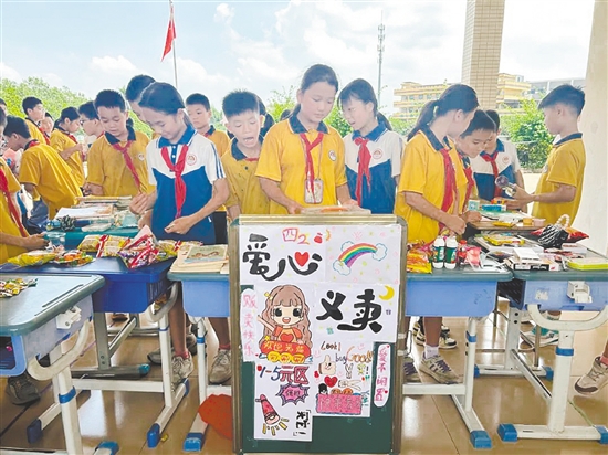 學(xué)生們穿梭在各攤位間“淘寶”，以實際行動奉獻(xiàn)愛心。