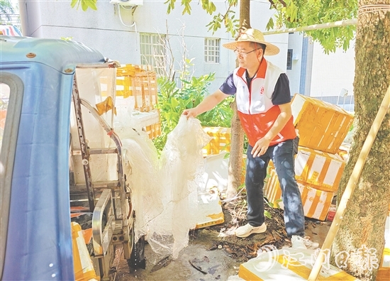 黨員干部、志愿者對(duì)房前屋后、背街小巷等蚊蟲易孳生地進(jìn)行排查。