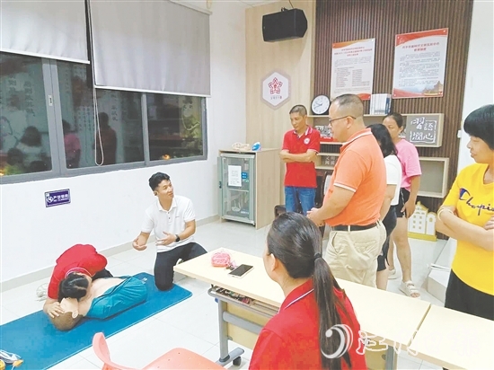 開平志愿救傷服務(wù)隊(duì)資深講師為學(xué)員們帶來心肺復(fù)蘇講解和實(shí)訓(xùn)。