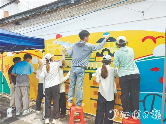 隨著“墨韻筑鄉(xiāng)”突擊隊(duì)員們的畫(huà)筆落下，三埠街道三圍村的墻面逐漸煥發(fā)出新的光彩。受訪者供圖