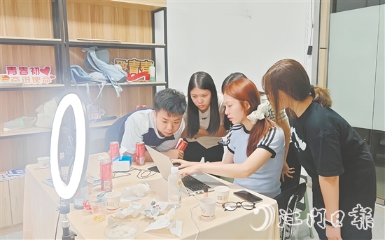 為推廣好開(kāi)平本地農(nóng)產(chǎn)品，“赤貨先鋒隊(duì)”隊(duì)員們編寫(xiě)直播腳本，反復(fù)打磨話術(shù)，確保直播效果良好。受訪者供圖