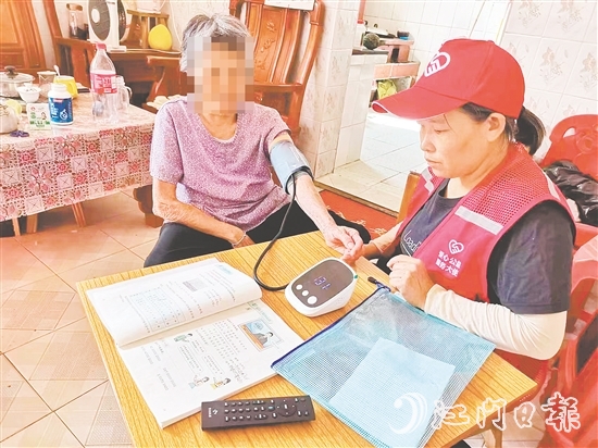 愛心服務(wù)隊(duì)上門探訪老人。