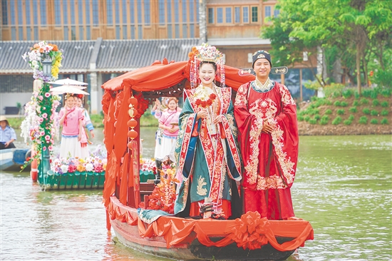 《嶺南水上婚禮》讓游客沉浸式體驗“花船迎親、拜堂成禮”的傳統(tǒng)風俗。