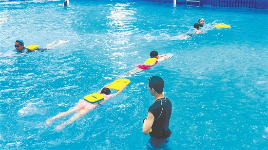 孩子們正在學(xué)習(xí)游泳基本動(dòng)作。