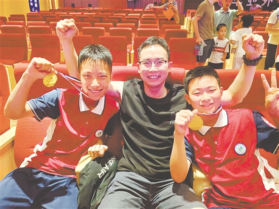 伍子賢（左）、曾釔濱（右）勇奪省青少年機(jī)器人競(jìng)賽冠軍。