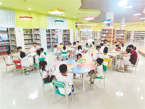 暑假期間，開平市圖書館閱覽室“一座難求”。