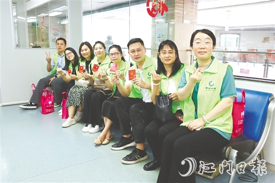 中國人壽江門分公司的保險(xiǎn)從業(yè)人員組團(tuán)參加獻(xiàn)血活動(dòng)。