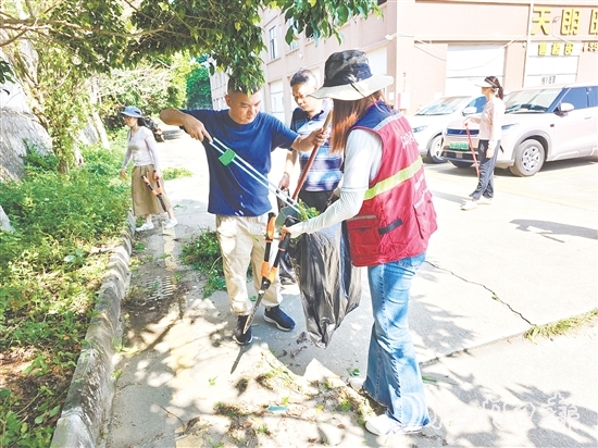 志愿者下沉一線開展清潔工作。