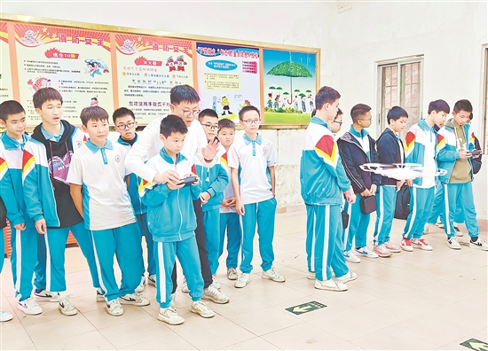 無人機(jī)科創(chuàng)領(lǐng)航課程深受學(xué)生歡迎。