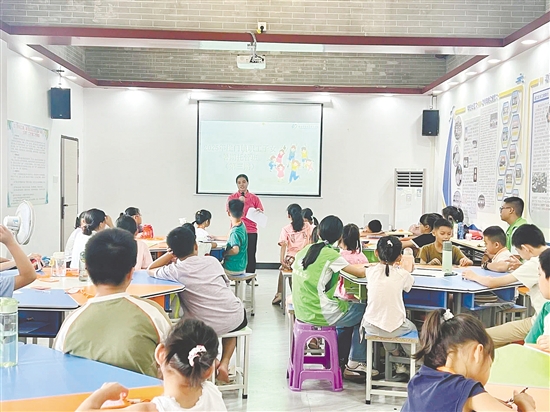 孩子們?cè)谙牧顮I(yíng)中提高了社交能力，增進(jìn)了感情。