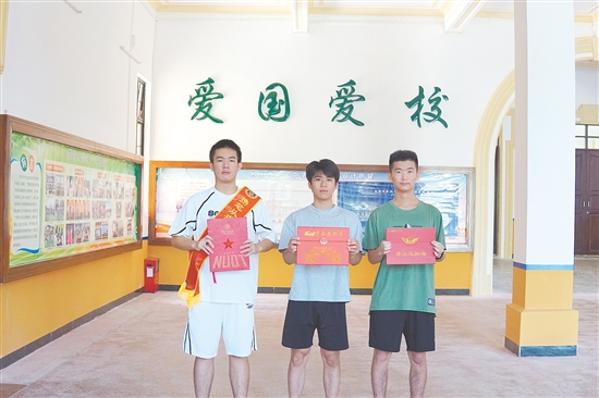 臺山一中學(xué)子攜筆從戎，以理想繪就青春答卷。