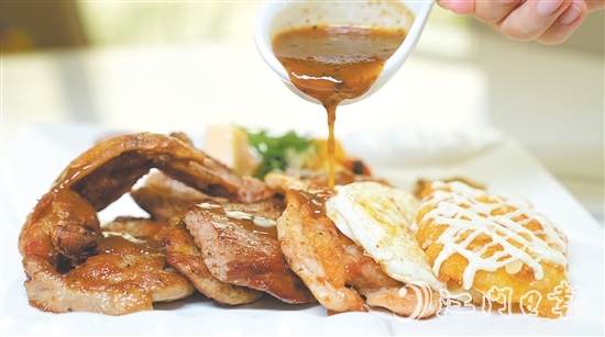 經(jīng)典菜式大雜扒仍在新僑都旋轉(zhuǎn)西餐廳的菜單上。