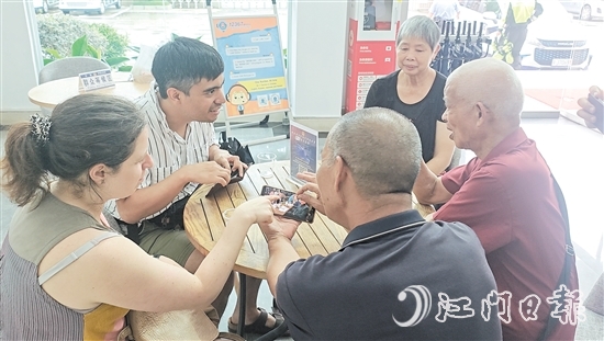 徐慶賢（左二）與親人分享生活趣事。