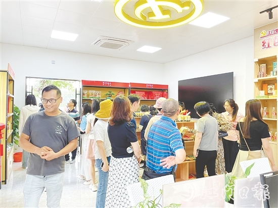 游客可以在霄南鮮卑古村落黨群服務(wù)中心購買霄南村出品的特色商品。