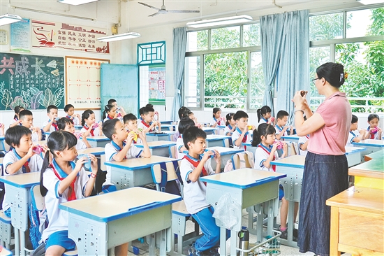 學(xué)生通過(guò)學(xué)習(xí)吹奏陶笛，提升感受美、鑒賞美、創(chuàng)作美的能力。