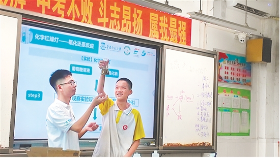 實(shí)踐團(tuán)成員為學(xué)生們帶來《化學(xué)紅綠燈》趣味實(shí)驗(yàn)，通過寓教于樂的方式，讓科學(xué)的種子在學(xué)生們心中生根發(fā)芽。