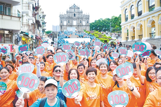 8月1日，第十五屆全國(guó)運(yùn)動(dòng)會(huì)迎來(lái)倒計(jì)時(shí)100天。當(dāng)天，澳門(mén)群眾參加慶?；顒?dòng)。新華社發(fā)