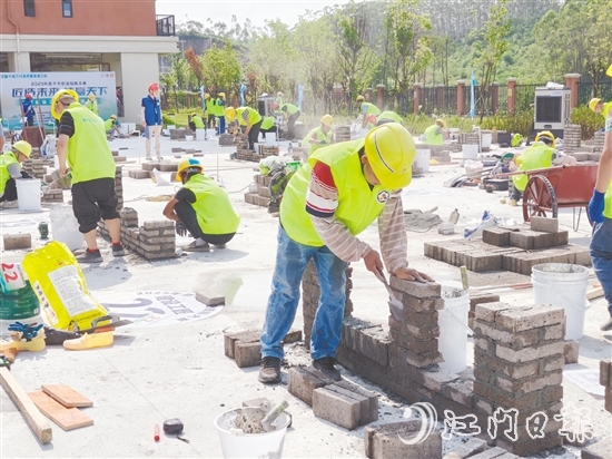 鄉(xiāng)村建設(shè)工匠職業(yè)技能競(jìng)賽現(xiàn)場(chǎng)，參賽選手根據(jù)圖紙壘起磚墻。