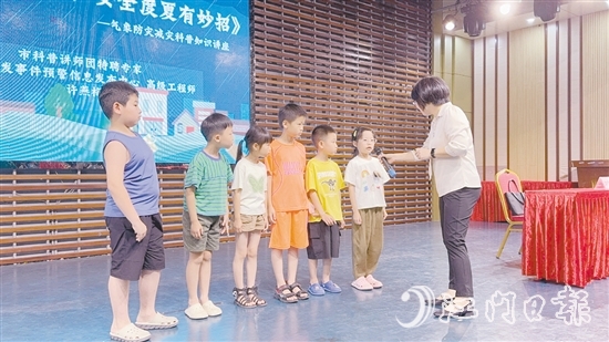 科普講師與孩子們進(jìn)行互動(dòng)。