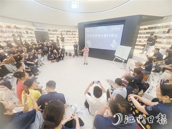 8月2-3日，高志森為大灣區(qū)80余位電影從業(yè)者、青年導(dǎo)演編劇、文旅專家及“僑鄉(xiāng)新大眾文藝社”創(chuàng)作代表帶來三場深度主題分享。