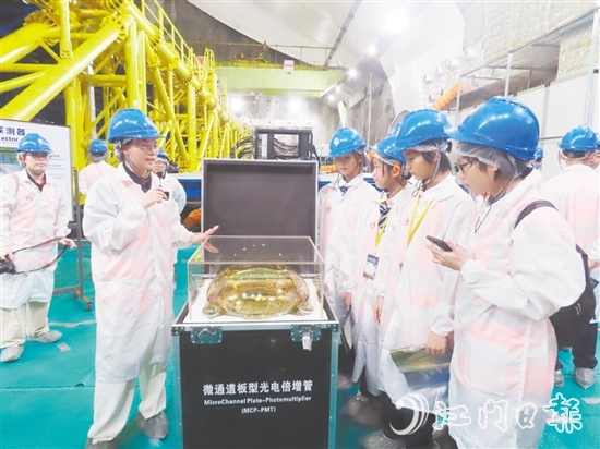 學(xué)生們步入直徑35米的球形探測(cè)器核心區(qū)，聆聽廣東省研學(xué)旅行協(xié)會(huì)研學(xué)導(dǎo)師賴茵茵講述江門中微子實(shí)驗(yàn)室建設(shè)過(guò)程中的故事。