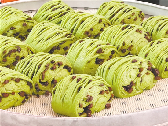 菠菜紅豆花卷。