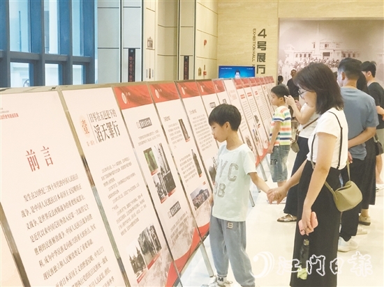 市民參觀展覽，從英雄事跡中汲取愛(ài)國(guó)愛(ài)鄉(xiāng)的精神力量。