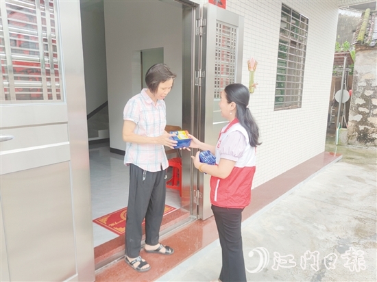 黨員志愿者為群眾免費發(fā)放防蚊滅蚊物資。