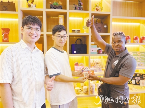 外國游客點(diǎn)贊臺(tái)山特色文創(chuàng)產(chǎn)品。