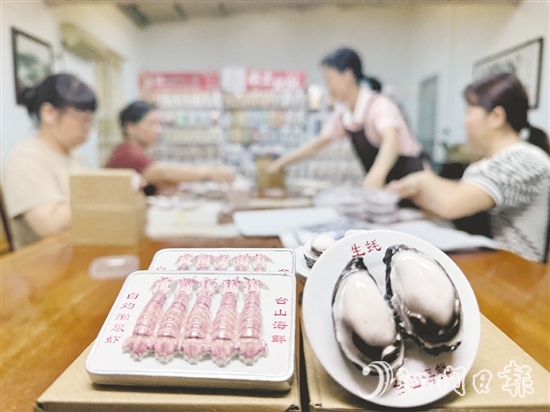 海鮮與美食主題文創(chuàng)新品將臺(tái)山蠔的飽滿、瀨尿蝦的靈動(dòng)濃縮于方寸之間。