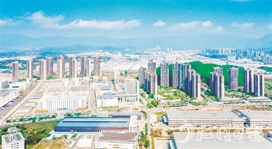 鶴山以產(chǎn)業(yè)發(fā)展為核心，持續(xù)壯大縣域經(jīng)濟(jì)。圖為鶴山工業(yè)城（共和鎮(zhèn)）俯瞰圖。