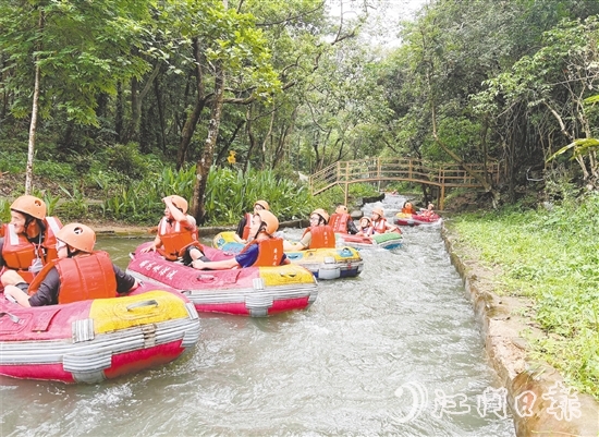 暑假期間，鶴山水上樂(lè)園和漂流等親水景區(qū)人氣大增，游客絡(luò)繹不絕。