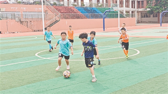 在對(duì)抗練習(xí)賽中，雙方攻防激烈，在綠茵場上盡情揮灑汗水。