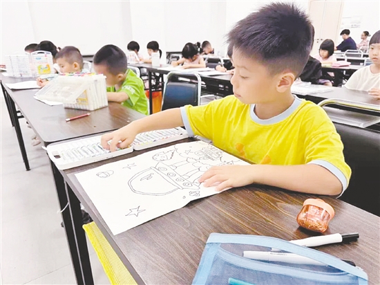 孩子們?cè)诋嫾埳厦枥L自己心中“20年后的生活”。