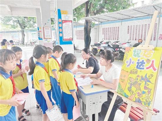 教師策劃“講話小達(dá)人”等活動(dòng)，讓學(xué)生在輕松愉快的氛圍中提升表達(dá)能力。