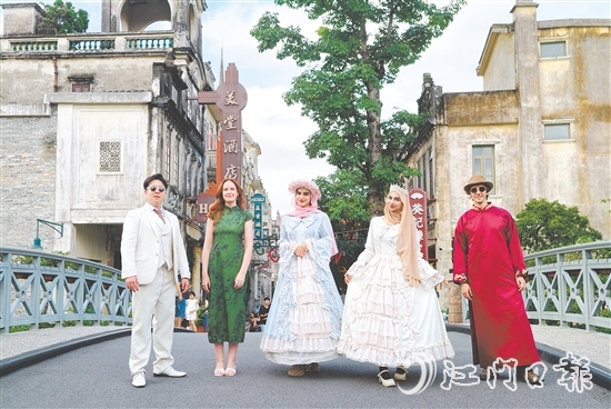 在赤坎華僑古鎮(zhèn)，外國青年博主換上民國時期的服飾，感受百年古鎮(zhèn)的魅力。