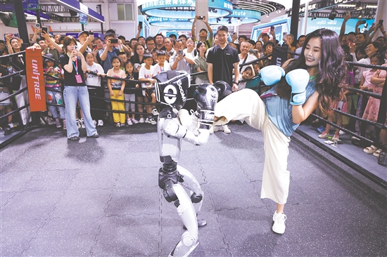 8月8日，宇樹(shù)科技人形機(jī)器人在2025世界機(jī)器人大會(huì)上進(jìn)行格斗表演。新華社發(fā)