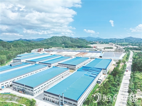 走進金雞鎮(zhèn)工業(yè)園北部片區(qū)，曾經(jīng)荒置的土地被鋼結(jié)構(gòu)廠房取代，不少生產(chǎn)車間內(nèi)機器轟鳴，呈現(xiàn)一派繁忙景象。