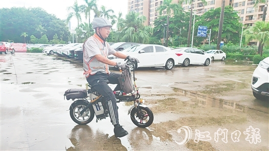 從跑長途運輸?shù)阶龃{司機(jī)，許凱最珍惜的是“能顧家”。