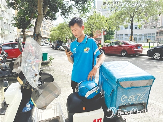 7年的騎手生涯，讓黃錦文成了開平街頭的“活地圖”。