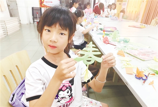 課堂上，孩子們學(xué)會剪“春”字。