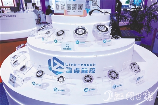 藍(lán)點觸控的六維力傳感器。企業(yè)供圖