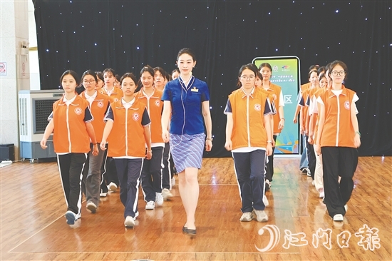 為確保服務(wù)質(zhì)量，全體志愿者參與崗前培訓(xùn)，涵蓋排球賽事通識、基本禮儀、崗位操作規(guī)范及場地動線熟悉。