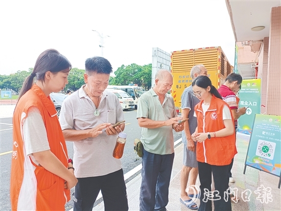 志愿者在賽場入口引導(dǎo)觀眾入場，耐心解答疑問。