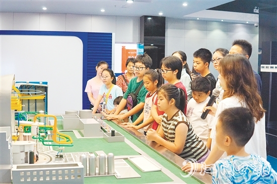 在核電科普展廳，核電站模型、互動裝置和圖文展板吸引了大家的目光。
