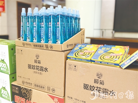 臺山市總工會為堅守崗位的職工送去防蚊防暑物資。