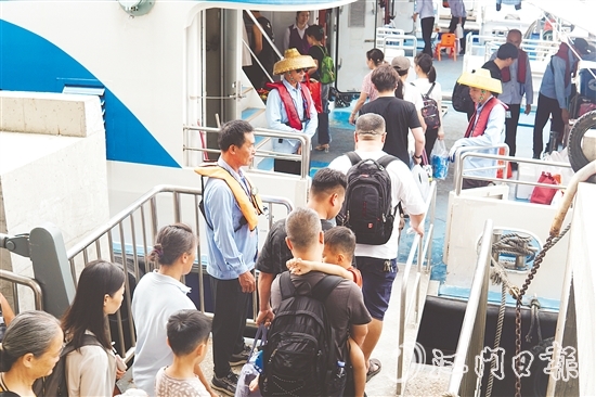 川島鎮(zhèn)提前部署，從交通調(diào)度、服務(wù)提升、安全監(jiān)管等多方面發(fā)力，讓游客從登島到離島的全過程都能感受到便利與安心。