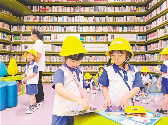 如今，“無負(fù)今日”書房遍布城鄉(xiāng)，成為江門的時(shí)尚閱讀空間。