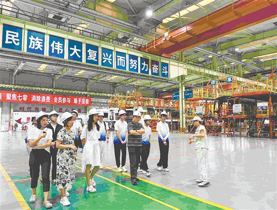 實(shí)踐團(tuán)參觀中車廣東軌道交通車輛有限公司。